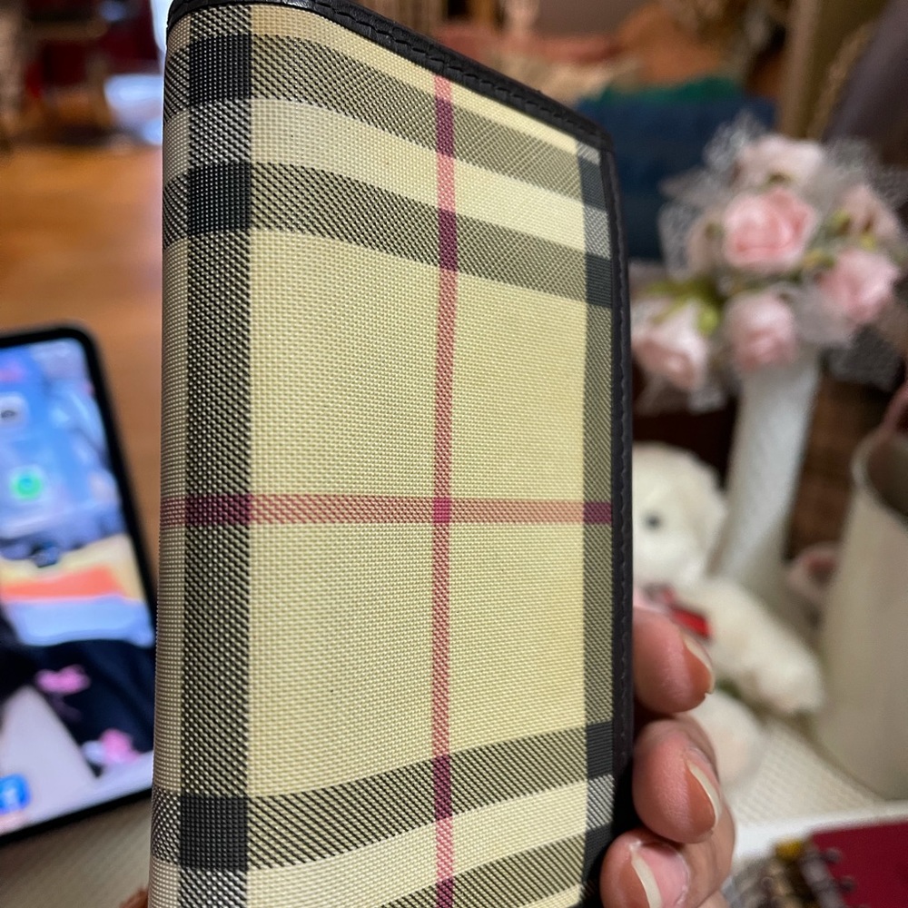 Burberry trifold / compact wallet unisex